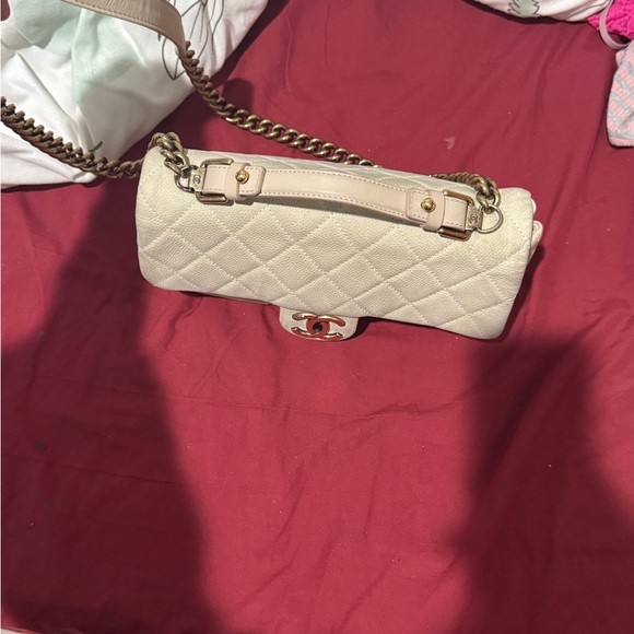CHANEL Cream Shoulder Bag with Quilted Leather and Gold Clasp - Picture 8 of 11